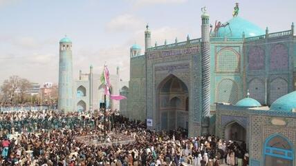 Tausende Afghanen versammeln sich vor der Blauen Moschee und dem 'Schicksalsmast' in Masar-i-Scharif; Foto: Marian Brehmer
