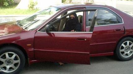 A Saudi woman sitting behind the steering wheel of a car (photo: dpa)