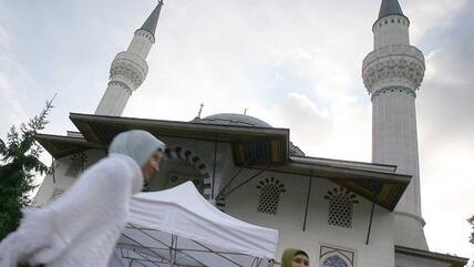 Woman in front of the Sehitlik Mosque in Berlin, Germany (photo: dpa)