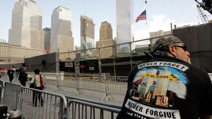 Ground Zero, man with a shirt that says "9/11 - Never Forget, Never Forgive" (photo: AP)