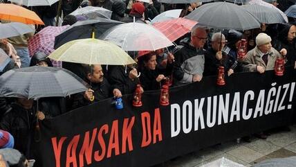 People demonstrating for press freedom in Istanbul (photo: AP/dapd)