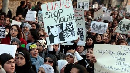 Demonstration gegen Polizeigewalt gegen Frauen auf dem Tahrir-Platz in Kairo; Foto: AP/dapd