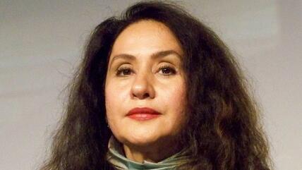 الكاتبة السعودية رجاء عالم التي حصدت البوكر عن روايتها "طوق الحمام"