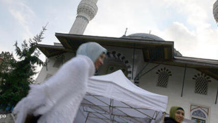Young Muslim women in front of the Sehitlik mosque in Berlin (photo: picture alliance/dpa)