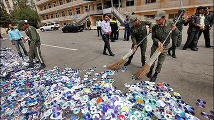 Vernichtung von unerlaubten Musik-CDs und DVDs im Iran; Foto: MEHR