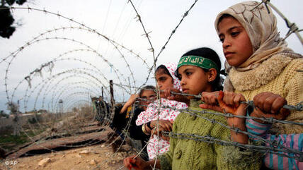 Palästinensische Kinder an der palästinensisch-ägyptischen Grenze; Foto: AP