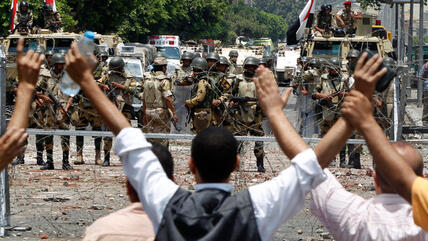 Anhänger der Muslimbruderschaft demonstrieren vor dem dem Hauptquartier der Republikanischen Garden für die Freilassung Mursis; Foto: Reuters