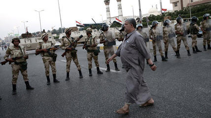 وحدات من الجيش تسد أحد شوارع القاهرة. د ب أ