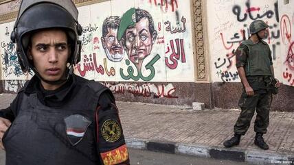 Army units outside the presidential palace in Cairo (photo: Getty Images)