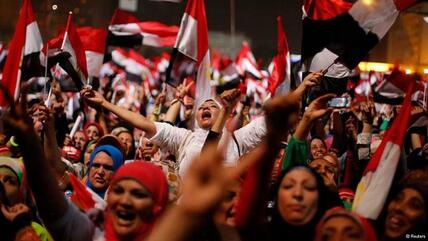 Jubelnde Ägypter auf dem Tahrir-Platz in Kairo nach der Absetzung Mursis; Foto: Reuters