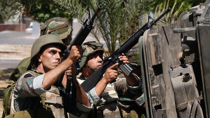 Libanesische Soldaten im Kampf mit Anhängern des radikalen Scheichs Ahmed al-Asir bei Abra; Foto: Reuters