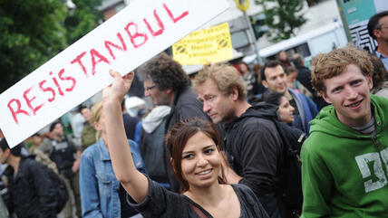 Proteste von Türken und Deutschen in Berlin gegen die gewaltsame Auflösung von Protestkundgebungen in Istanbul; Foto: Ole Spata/dpa