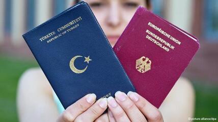 جواز سفر ألماني وآخر تركي