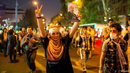 انصار روحاني يحتفلون بفوزه في طهران الصورة رويترز