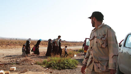 Bewaffnete Milizen und Flüchtlinge bei Misrata; Foto: DW/Gaia Anderson