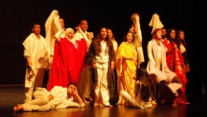 Aus 14 mach' eins: Deutsche und marokkanische Darsteller verkörpern gemeinsam den weisen Narren Moha; Foto: © Laura Overmeyer
