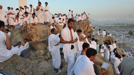 الحجاج المسلمون بانتظار غروب الشمس على جبل الرحمة "عرفة" في طريقهم إلى مكة. الحملات البيئية الإسلامية ترى في مواسم الحج والصيام أوقاتا ملائمة لتوجيه النقد الذاتي حول المواضيع البيئية.
