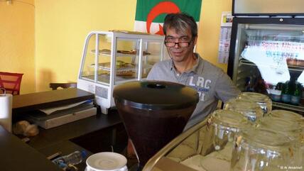 التركي تونجاي كوزان، صاحب مقهى "جزائري" في ألمانيا