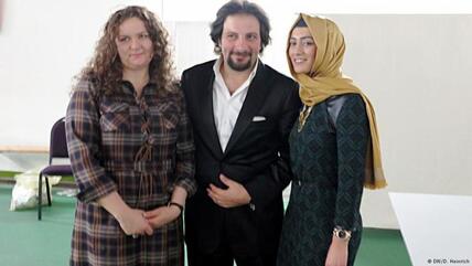 الخطيب الواعظ المحفِّز براق يلمظ (في المنتصف) وأسماء جكماك (يمين) وإحدى الحاضرات في فعالية التحفيز الجماعي