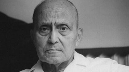لد الطالبي العام 1921 في العاصمة التونسية وتلقى علومه بالمدرسة الصادقية العريقة في تونس ثم في جامعة السوربون بباريس، وهو مجاز في اللغة العربية ودكتور في مادة التاريخ.
