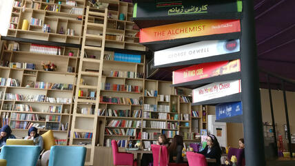 رافان الطائي، صاحبة أول مقهى للكتب في كردستان العراق: "المشكلة الأولى لكل النزاعات هي الجهل وضيق الأفق والقراءة تجعل المرء يدرك "أننا كلنا متشابهون لدرجة مخيفة"