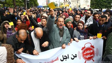 كشفت الحكومة التونسية عن حزمة من الإجراءات العاجلة في أعقاب احتجاجات عنيفة ضد الغلاء وارتفاع الأسعار. وتزامنا مع زيارة سيقوم بها الرئيس التونسي إلى أحد الأحياء الفقيرة بالعاصمة، دعا نشطاء إلى مظاهرة في ذكرى سقوط بن علي. 