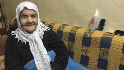 حفيظة خطيب التي عاشت حياة أخرى في لبنان، كانت تبلغ من العمر 19 عاماً عندما فرت مع عائلتها إلى لبنان في حرب 1948 بين إسرئيل وجيرانها العرب. كانت حفيظة تعيش آنذاك مع عائلتها في قرية دير القاسي، على بعد 20 كيلومتراً من عكا. كان الهواء هناك نظيف، على عكس ما هو في مخيم اللاجئين هنا.