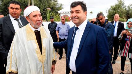 عين الشاهد رجل الأعمال روني الطرابلسي وزيرا جديدا للسياحة، وهو من الأقلية اليهودية التي لا يتجاوز عددها في تونس ألفي شخص، في بلد الغالبية العظمى من سكانه مسلمون.
