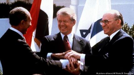 في السادس والعشرين من آذار/مارس 1979 وقع الرئيس المصري الاسبق أنور السادات مع رئيس وزراء اسرائيل آنذاك مناحم بيغين في وجود الرئيس الأميركي جيمي كارتر في واشنطن أول معاهدة سلام بين دولة عربية وإسرائيل.
