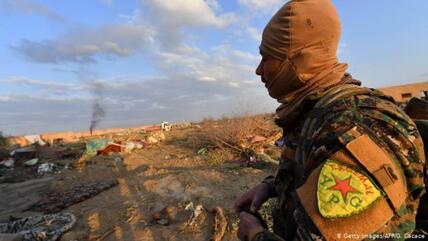 مقاتل من وحدات حماية الشعب الكردي، العمود الفقري لقوات سوريا الديمقراطية.