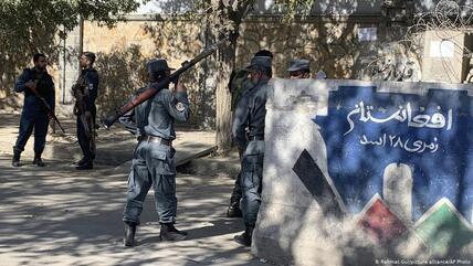 Afghanische Polizisten sichern einen Zugang zu der Hochschule in Kabul.