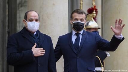 الرئيس الفرنسي إيمانويل ماكرون مستقبلا الرئيس المصري عبد الفتاح السيسي أمام قصر الأليزيه في باريس.