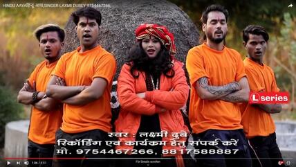 مقتطف من فيديو المغنية الهندية لاكْسمي دوبي. 