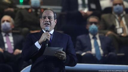 الرئيس المصري عبد الفتاح السيسي وهو يلقي كلمة في حفل افتتاح بطولة العالم السابعة والعشرين لكرة اليد للرجال 2021  في القاهرة -العاصمة المصرية- يوم 13 كانون الثاني / يناير 2021.