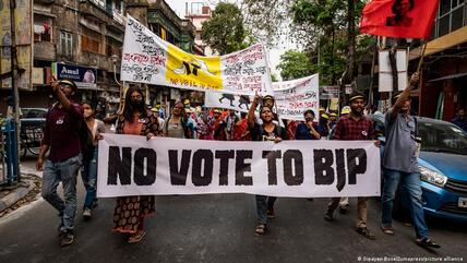 Eine "NO VOTE TO BJP"-Kundgebung wurde in Kalkutta mit der Unterstützung von Einheimischen, Minderheitengruppen, Studenten und der Jugend der Gesellschaft inszeniert. Viele bekannte Bauernprotestführer aus dem Grenzgebiet Delhi-Ghazipur-Noida schlossen sich zur Unterstützung der Kundgebung am 10. März 2021 an.