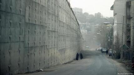 Kalt und abweisend sind die Außenmauern des berüchtigten Tehraner Evin-Gefängnisses.