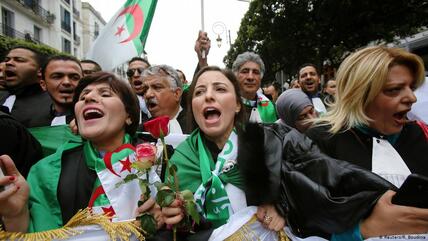 رغم سوء الأحوال الجوية، خرج آلاف الجزائريين إلى الشوارع، مرددين شعارات تنتقد تنظيم انتخابات مبكرة، ودعوا إلى "تحرير العدالة والإعلام" و"إعادة السلطة للشعب". وجاءت المظاهرات في وقت تحتفل فيه الجزائر بالذكرى 59 لعيد النصر.