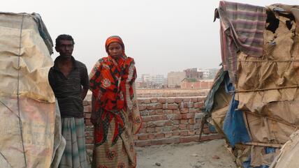 "Vor zwanzig Jahren habe ich mein erstes Haus verloren, damals habe ich als Fischer gearbeitet", erzählt Jahangir Alam, "dann, drei Jahre später, hat der Fluss mein zweites Haus weggespült, und vor sieben Monaten schließlich mein drittes". Schon auf Bhola hatte er nach dem Verlust des zweiten Hauses angefangen, sein Geld mit einer Fahrradrikscha zu verdienen. Auch in Dhaka tritt er in die Pedale, um den Lebensunterhalt zu erwirtschaften.