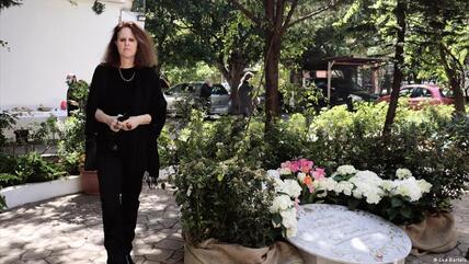 Libanon, Monika Borgmann vor einem Erinnerungsstein an ihren ermordeten Mann Lokman Slim; Foto: Lea Bartels Libanon, Monika Borgmann vor einem Erinnerungsstein an ihren ermordeten Mann Lokman Slim; Foto: Lea Bartels