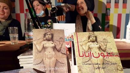 Die Autorinnen des zweiten Bandes von „Mit den Augen von Inana“ sind in eine neue Phase des Schreibens eingetreten. Junge Schriftstellerinnen spiegeln ein völlig anderes Bild ihres Alltags und der gelebten Realität im heutigen Irak als ihre älteren Kolleginnen. Jetzt stehen der Umgang mit der Religion, den religiösen Extremisten und auch die Flüchtlingswelle nach Europa im Vordergrund. 
