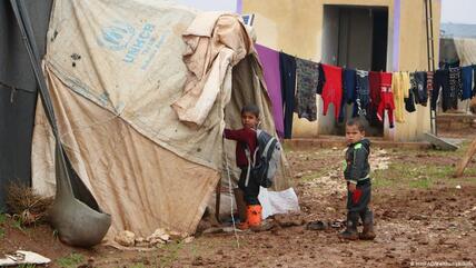 حذرت منظمة الصحة العالمية، يوم الجمعة، من وقوع "كارثة إنسانية" في شمال غربي سوريا التي تسيطر عليها جماعات مسلحة، إذا لم يتم تجديد تفويض دخول المساعدات الإنسانية عبر معبر باب الهوى على الحدود السورية التركية، والذي ينتهى الشهر المقبل.