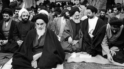 عاد آية الله الخميني من منفاه في فرنسا إلى إيران، معلناً عن أولى تباشير الدولة الإيرانية الجديدة بعد نهاية نظام الشاه رضا بهلوي. 