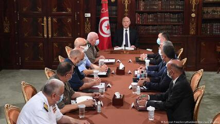 Präsident Kais Saied (am Kopfende des Tisches) bei einer Krisensitzung am Sonntagabend in Tunis;  Foto: Tunisian Presidency Handout/AA/picture-alliance