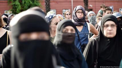مظاهرة في الدنمارك ضد حظر البرقع في كوبنهاغن: نساء دنماركيات يرتدين النقاب أثناء مظاهرة.
