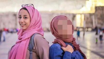 صورة تجمع الصحفية اليمنية القتيلة رشاء (اليسار) مع صديقتها أسماء (يمين) التي أجرَتْ دويتشه فيله مقابلة معها عبر الهاتف.