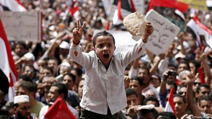 أثناء الربيع العربي في عام 2011 ردد المتظاهرون في مصر شعار: عيش، حرية، عدالة اجتماعية.