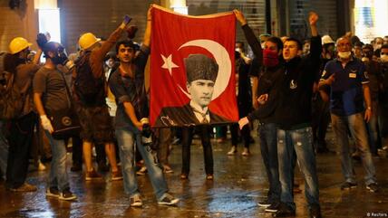 Im Namen der Republik: Demonstranten mit einem Porträt Mustafa Kemal Atatürks