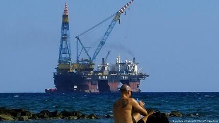حفار استخراج الغاز الطبيعي قبالة جزيرة قبرص.