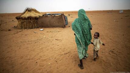 Eine Frau mit ihrem Kind in Darfur, Westsudan