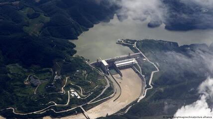 بنت الصين سدا عملاقا على نهر جينغهونغ ومحطة كهرمائية لتوليد الطاقة.